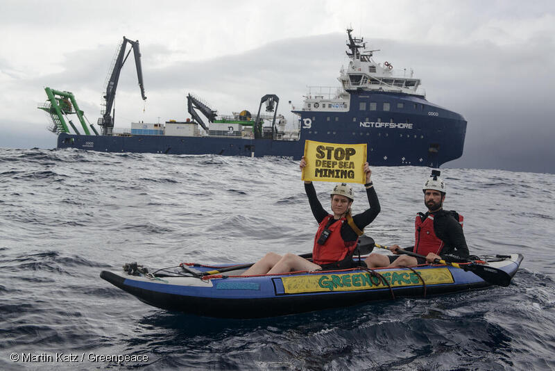 Greenpeace's tweet photo. 🚨 BREAKING: Greenpeace International activists are disrupting the deep sea mining industry in the Pacific Ocean!

No business is worth destroying our oceans for. 

#StopDeepSeaMining https://t.co/BPOEkMbYI1