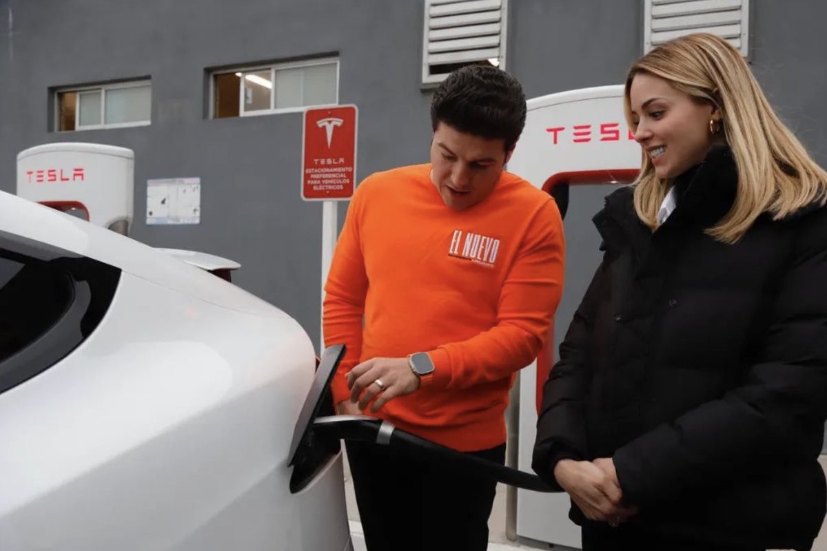 Teslarati's tweet image. Tesla is front &amp;amp; center as Nuevo León's Governor García Sepúlveda launches his presidential campaign. 🚗⚡️ 

Can electric vehicles spark political change? #Tesla #MexicoElection2023 #Electromobility

teslarati.com/tesla-governor… by @Writer_01001101