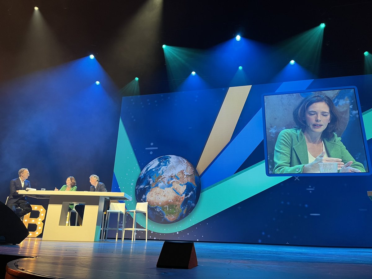 Belangrijke constatering op Accountantsdag in @AFAS_Theater: helft van de wereldbevolking gaat komend jaar naar de stembus. Discussie met @rensdejong <a href="/SandraPhlippen/">SandraPhlippen</a> en <a href="/ajboekestijn/">Arend Jan Boekestijn</a> #accdag