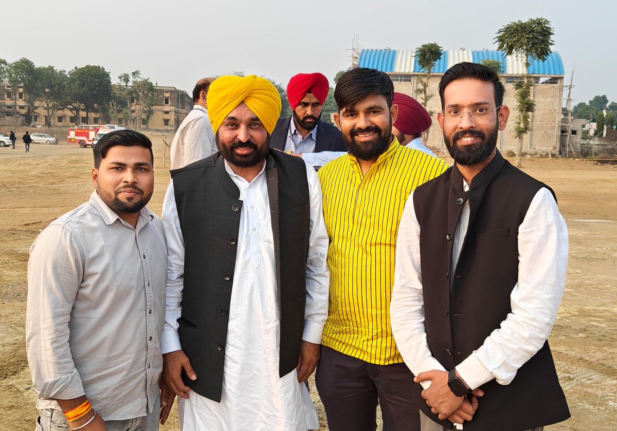 DevenderYadav_'s tweet photo. राजस्थान मांगे बदलाव🔥

राजस्थान की जनता @INCRajasthan और @BJP4Rajasthan की लूट और झूठ से परेशान आ चुकी हैं।राजस्थान की जनता के सामने इस बार @AamAadmiParty मजबूत विकल्प बनकर उभरी हैं।

25 तारीख को राजस्थान में बड़े बदलाव के लिए,अच्छे स्कूल और अस्पताल के लिए #झाड़ू का बटन दबाए।

#RajasthanMaangeKejriwal 

@SandeepPathak04 @vinaymishra_aap @MLA_NareshYadav @shivcharangoel @mukeshahlawatap @KhavaHemat @JoinNeerajKumar
@NaveenPaliwal_ 
@PKakkar_
