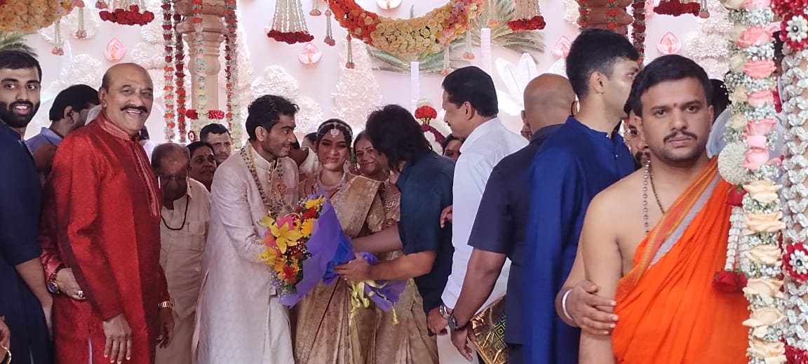 Madhu_Bangarapp's tweet photo. ಇಂದು ಬೆಂಗಳೂರಿನಲ್ಲಿ‌ ನಡೆದ ಆತ್ಮೀಯರು ಹಾಗೂ ಸಂಪುಟ ಸಹೋದ್ಯೋಗಿಗಳಾದ ಶ್ರೀ ಎಂ.ಬಿ.ಪಾಟೀಲ್ ರವರ ಪುತ್ರ ಹಾಗೂ ಹಿರಿಯರಾದ ಶ್ಯಾಮನೂರು ಶಿವಶಂಕರಪ್ಪನವರ ಮೊಮ್ಮಗಳ ವಿವಾಹ ಸಮಾರಂಭದಲ್ಲಿ ಭಾಗಿಯಾಗಿ ನವ ಜೋಡಿಗೆ  ಶುಭ ಹಾರೈಸಿದೆ...

#Madhu_Bangarappa
#Team_Madhu_Bangarappa https://t.co/vAIdQ0NHXZ