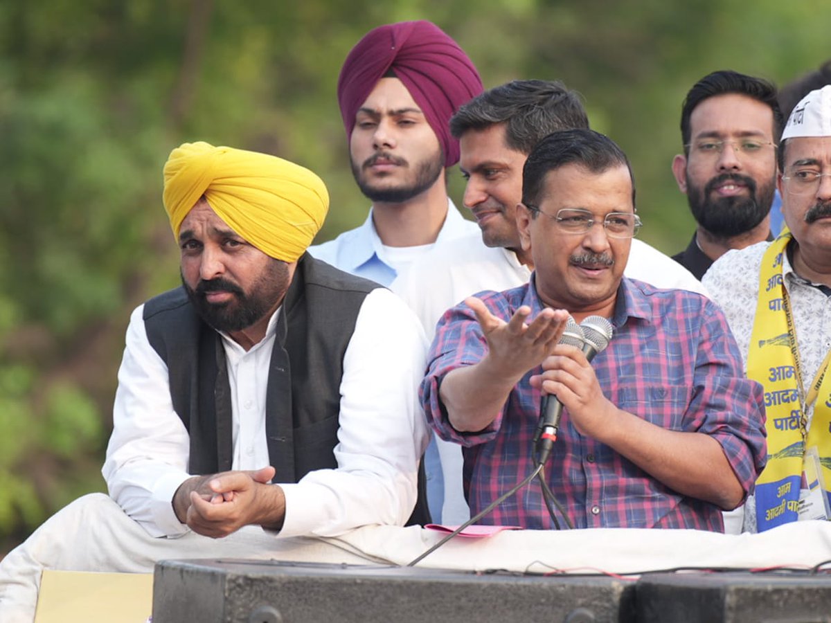 DevenderYadav_'s tweet photo. राजस्थान मांगे बदलाव🔥

राजस्थान की जनता @INCRajasthan और @BJP4Rajasthan की लूट और झूठ से परेशान आ चुकी हैं।राजस्थान की जनता के सामने इस बार @AamAadmiParty मजबूत विकल्प बनकर उभरी हैं।

25 तारीख को राजस्थान में बड़े बदलाव के लिए,अच्छे स्कूल और अस्पताल के लिए #झाड़ू का बटन दबाए।

#RajasthanMaangeKejriwal 

@SandeepPathak04 @vinaymishra_aap @MLA_NareshYadav @shivcharangoel @mukeshahlawatap @KhavaHemat @JoinNeerajKumar
@NaveenPaliwal_ 
@PKakkar_