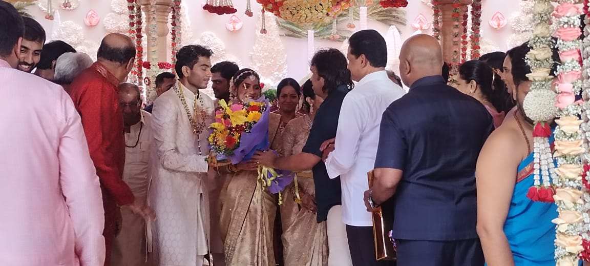 Madhu_Bangarapp's tweet photo. ಇಂದು ಬೆಂಗಳೂರಿನಲ್ಲಿ‌ ನಡೆದ ಆತ್ಮೀಯರು ಹಾಗೂ ಸಂಪುಟ ಸಹೋದ್ಯೋಗಿಗಳಾದ ಶ್ರೀ ಎಂ.ಬಿ.ಪಾಟೀಲ್ ರವರ ಪುತ್ರ ಹಾಗೂ ಹಿರಿಯರಾದ ಶ್ಯಾಮನೂರು ಶಿವಶಂಕರಪ್ಪನವರ ಮೊಮ್ಮಗಳ ವಿವಾಹ ಸಮಾರಂಭದಲ್ಲಿ ಭಾಗಿಯಾಗಿ ನವ ಜೋಡಿಗೆ  ಶುಭ ಹಾರೈಸಿದೆ...

#Madhu_Bangarappa
#Team_Madhu_Bangarappa https://t.co/vAIdQ0NHXZ