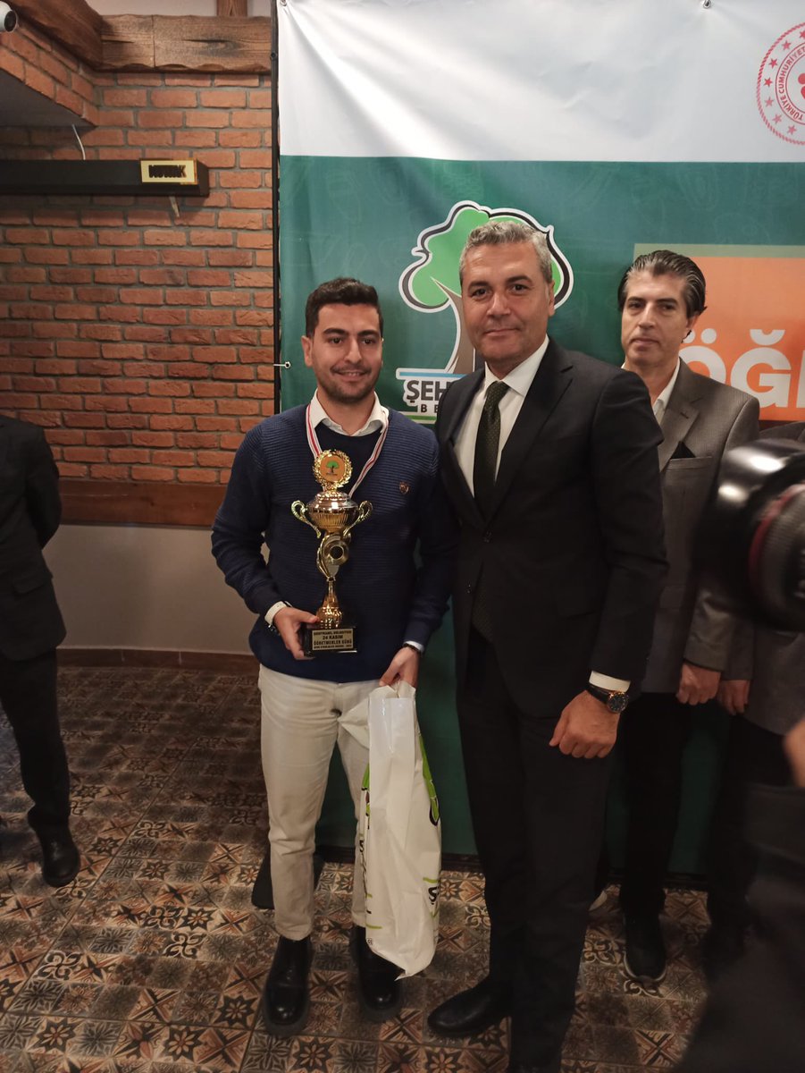 24 Kasım Öğretmenler Günü öğretmenler arası  satranç turnuvasında 3. olan okulumuz matematik öğretmeni Erdinç DİNÇER'i tebrik ederiz.👏