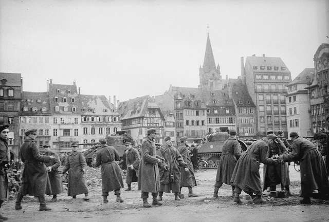 📍On this day in 1945, French troops liberated the city of Strasbourg.

🇫🇷  General Leclerc swore to fight until "our flag flies over the Cathedral of Strasbourg". This oath was fulfilled on the 23rd of November 1945.

📷German prisoners at the Place Kléber.

© SCA-ECPAD
