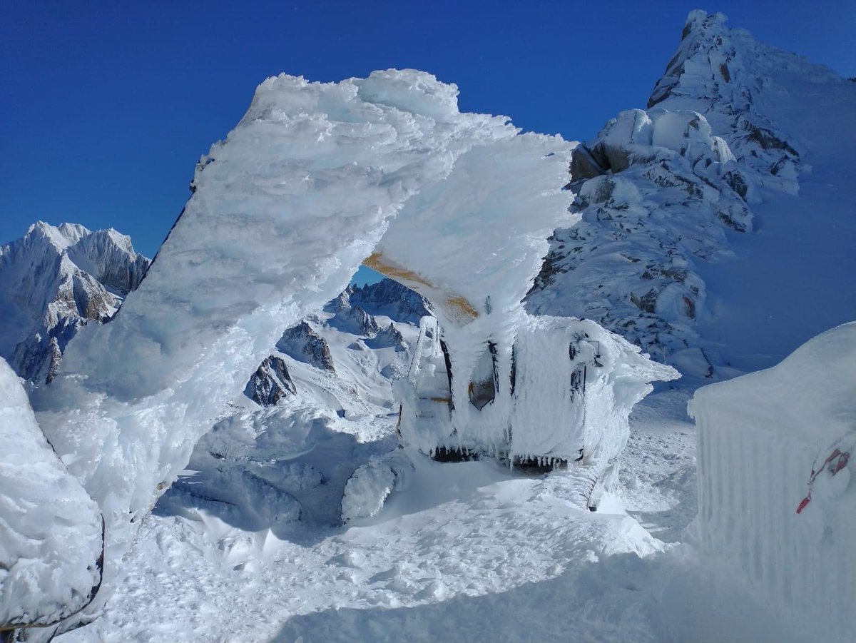 Believe it or not.. that’s a digger. Photo taken by the PGHM at the top of Grands Montets yesterday. 💨