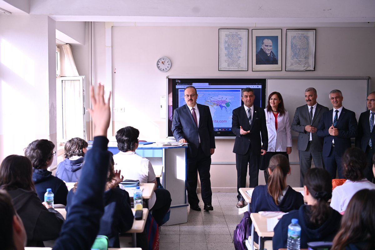 AydinValiligi's tweet photo. Vali @YakupCanbolat,

🏫 Aydın Fen Lisesi'ni ziyaret ederek öğrencilere eğitim hayatlarında başarılar diledi https://t.co/igRmAERDIS