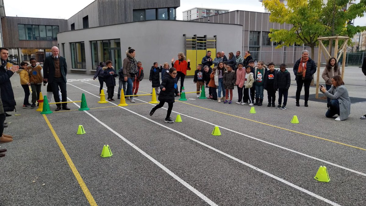 1Petitjean's tweet photo. Merci @TessaWorley d avoir ouvert jumelage entre des classes de l école des hutins Annemasse et du Chinaillon autour des foyers de ski de fond de Haute-Savoie. Partager les univers de chacun autour du sport 30min APQ et du vivre ensemble.
#DSDEN74 @acgrenoble @AOC1978 https://t.co/PZQpfSsNBb