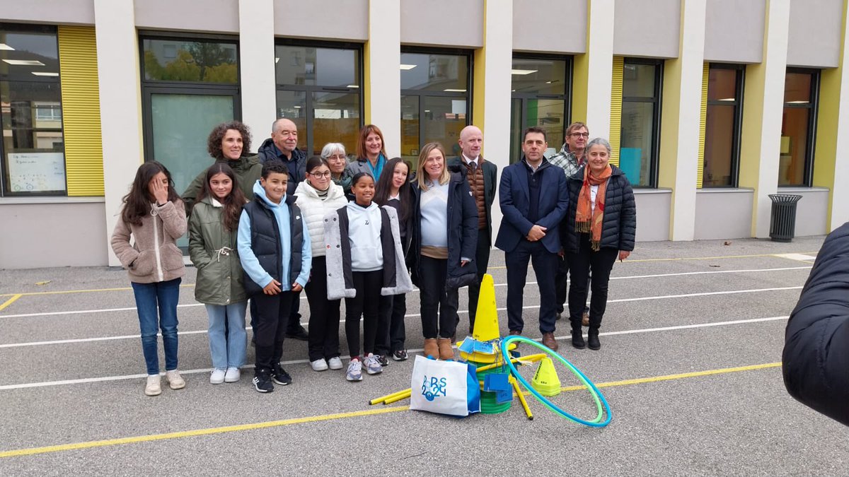 1Petitjean's tweet photo. Merci @TessaWorley d avoir ouvert jumelage entre des classes de l école des hutins Annemasse et du Chinaillon autour des foyers de ski de fond de Haute-Savoie. Partager les univers de chacun autour du sport 30min APQ et du vivre ensemble.
#DSDEN74 @acgrenoble @AOC1978 https://t.co/PZQpfSsNBb