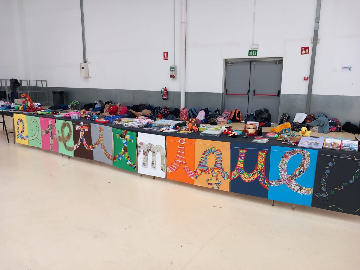 vic_mediambient's tweet photo. Comença el 12è Mercat d'Intercanvi de la Setmana Europea de la prevenció de residus amb escolars de 3r i 4t de Primària de les escoles de #Vic. #EWWR2023 #XesVic #PrevencióResidus https://t.co/g3eYoUhDSi