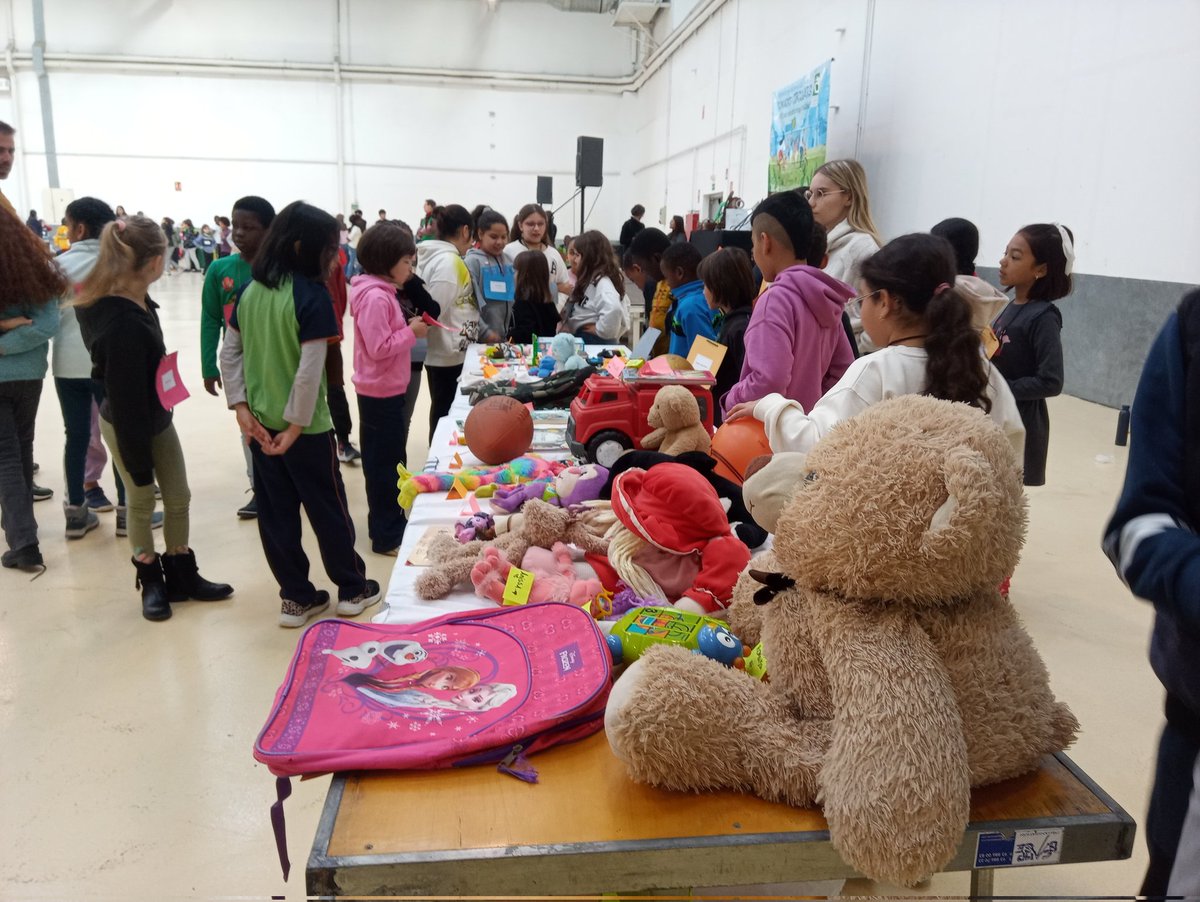 vic_mediambient's tweet photo. Comença el 12è Mercat d'Intercanvi de la Setmana Europea de la prevenció de residus amb escolars de 3r i 4t de Primària de les escoles de #Vic. #EWWR2023 #XesVic #PrevencióResidus https://t.co/g3eYoUhDSi