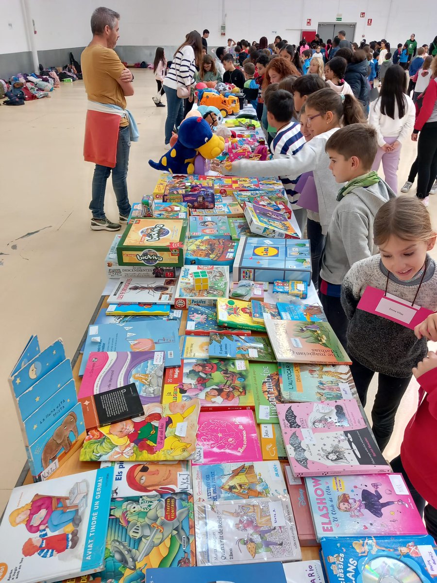 vic_mediambient's tweet photo. Comença el 12è Mercat d'Intercanvi de la Setmana Europea de la prevenció de residus amb escolars de 3r i 4t de Primària de les escoles de #Vic. #EWWR2023 #XesVic #PrevencióResidus https://t.co/g3eYoUhDSi