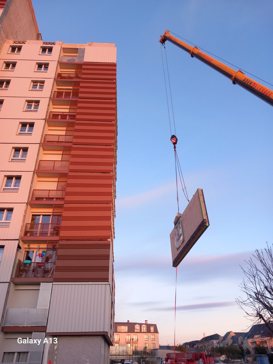 [#LeMans] Installation en cours des façades à ossature bois (FOB) pour la réhabilitation sur le modèle #energiesprong des immeubles place G. Gauthier. Fin de l'installation : janvier 2024