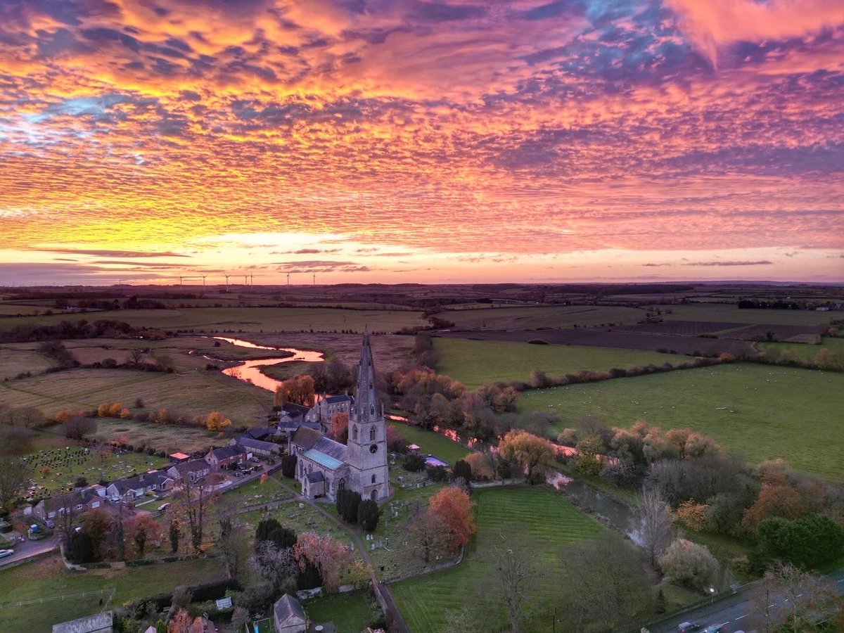DestinationMK's tweet photo. What a beautiful aerial shot of this morning's sunrise over #Olney - taken by @DroneOverMK 📸🌅😮

#LoveMK https://t.co/1kAvy5vBD2