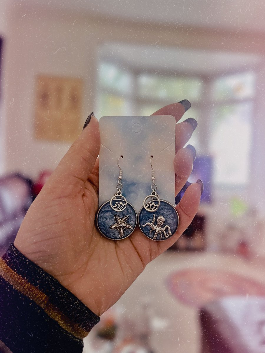 🌊• commission time •🌊

this commission was one of my most frustrating moments. the person wanted something with an octopus and ocean themes ⚓️

thankfully my hoarding paid off as i had my giant trinket tray leftover with a singular octopus in it 🐙

the rest is history 🧜🏻‍♀️