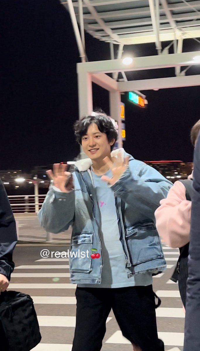 cyhourly's tweet photo. yeollie 🥹🫶 #CHANYEOL #찬열 https://t.co/UJwMYMYV9g