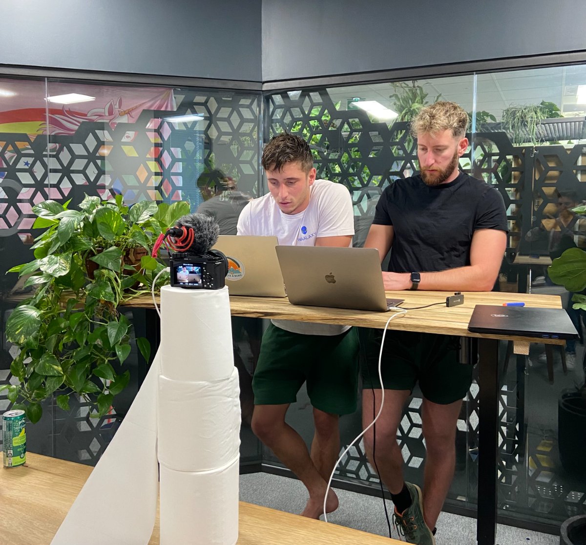 On Tuesday November 21, we were live in front of over 700 people to show you how to x2 your sales thanks to Waalaxy. I'm sharing the replay with you. (You don't want to miss it.)

bit.ly/3uusfit

Yes, we make millions, but we use TP as a tripod