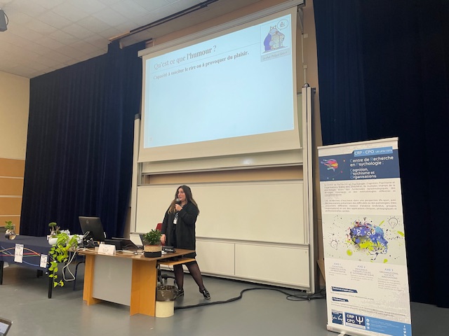 Lucie Hévin poursuit en présentant ses travaux sur l'humour dans une perspective interculturelle