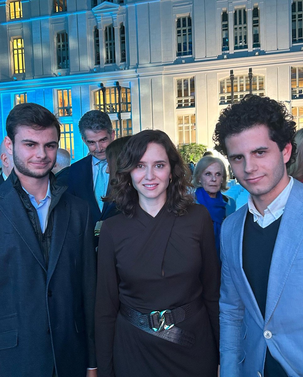 club_567's tweet photo. Club567 se posiciona como el Club de empresarios más influyente de España.
Liderado por Manuel Luna, la persona más joven al frente de una organización de empresarios.

En la foto, con Isabel Díaz Ayuso, Pablo Luna, Ceo de TheUltimateHouse, con su hermano Manuel Luna, Ceo Club567 https://t.co/GuzLZ8kBrE