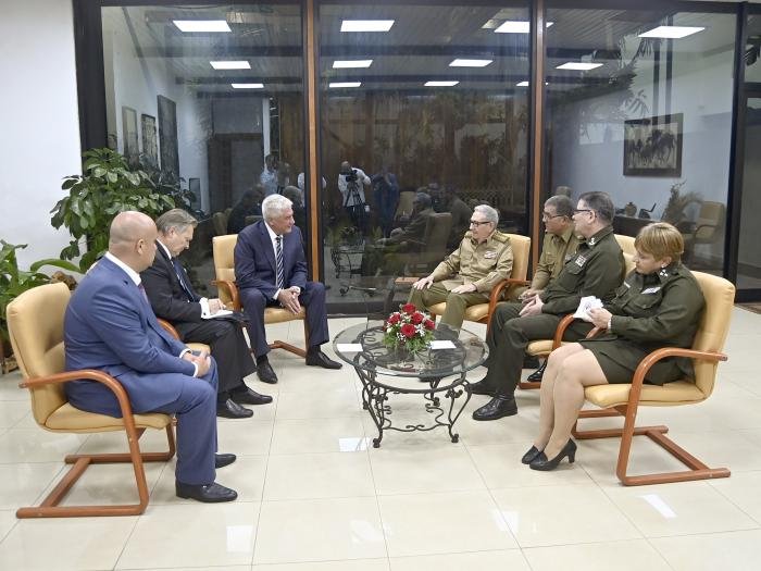 El General de Ejército Raúl Castro Ruz recibió al ministro del Interior de Rusia, general de Policía Vladímir A. Kolokóltsev, de visita en #Cuba desde el día 20. Participó el miembro del Buró Político y ministro del Interior, general de División Lázaro Alberto Álvarez Casas.