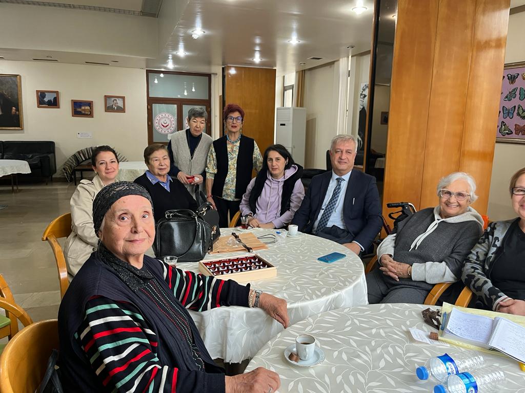 BesiktasMEM's tweet photo. 24 Kasım Öğretmenler Günü  etkinlikleri kapsamında Şube Müdürümüz Sayın Erhan KARA, Sadıka Sabancı Anaokulu yönetici ve öğretmeni ile Etiler Emekli Sandığı Huzurevi'ndeki emekli öğretmenlerimizi ziyaret ettiler.
@tcmeb @Yusuf__Tekin @istanbulilmem @MucahitYentur @sedat_iskk https://t.co/nlRmnruX9D