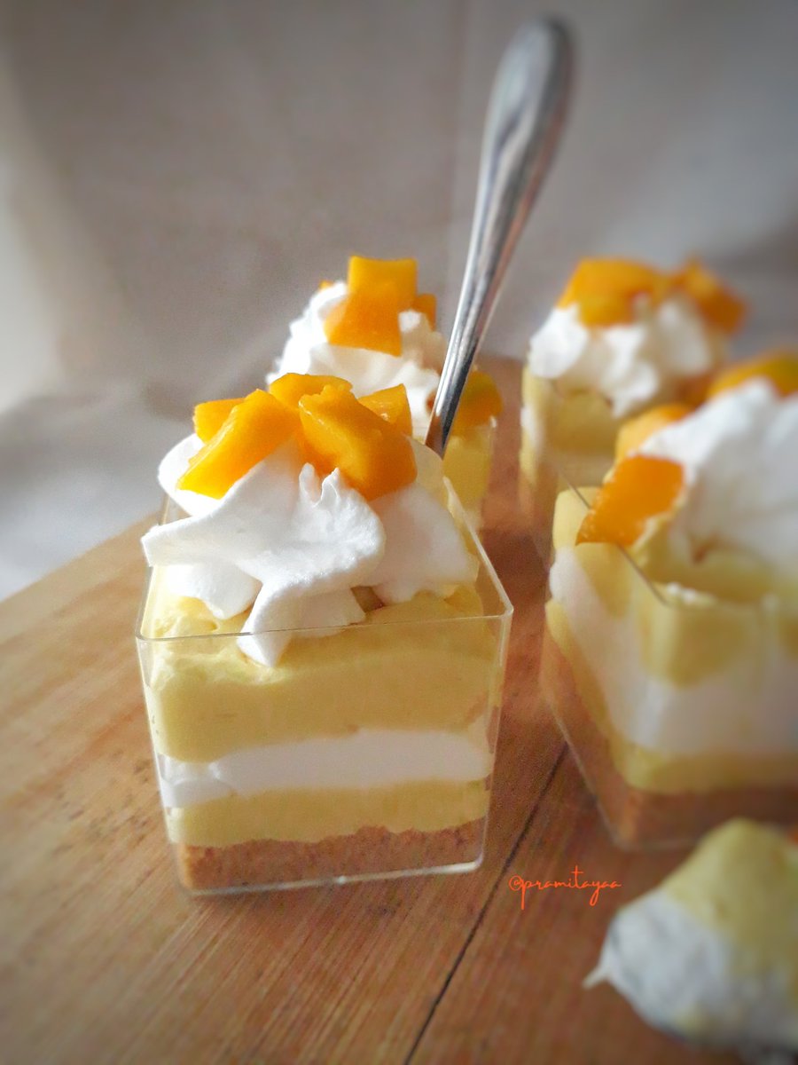 pramitayaa's tweet photo. Pernah ngalamin ngocok whipping cream hingga overwhipped?
Teksturnya terlihat menggumpal/curdling.
Kalau sudah begini apa yg harus dilakukan? Jangan dibuang ya, krn masih bisa diselamatkan kok...
Baca tips dibawah πππ
#tipsmita https://t.co/YezVeYkad4