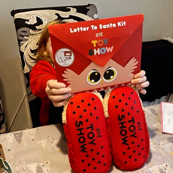 mams_ie's tweet photo. Someone is getting ready for #thelatelatetoyshow tomorrow night.... #SantaLetter &amp; #ToyShow pj's and slippers all from @Primark And in aid of a good cause too. ❤️ 😍 🎅🤶🖥🪀🐩🧸

#Gifted #Pajamas #Slippers #Penneys #PenneysHun #sp #ad #sponcon #collab #babybloggers #LouthChat https://t.co/L8dIibKcGX