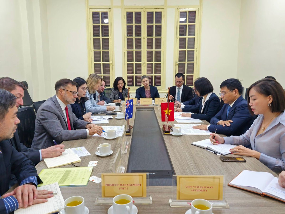First meeting with Transport Minister Thang. We discussed 🇻🇳’s need for $100bn of private sector infrastructure investment by 2030.

…and 🇦🇺🇻🇳 #Aus4Transport cooperation on: 
- roads 🛻 
- waterways 🛳️ 
- railways law 🚊 
- freight digitisation 🚢 
- airports & air services ✈️