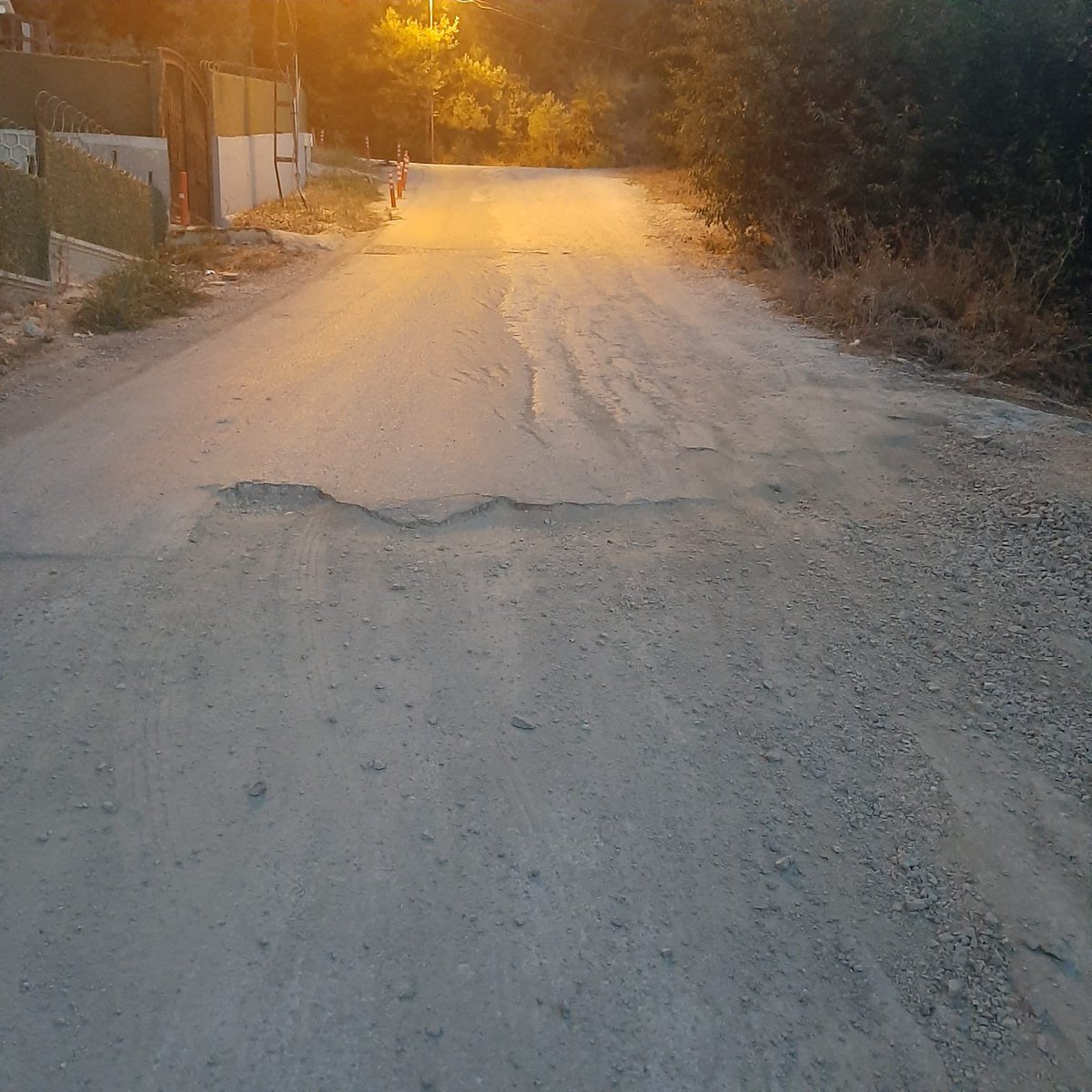 duyguubulum's tweet photo. Nilüfer gümüşlük bim önünden Ballıkaya cad. çıkan bayır beton arabalarının betonları asfalta dökmesi sonucu bayırın yukarıdaki kısmı sağa dönüşlerde kullanılamaz hale gelmiştir. Üstelik yan tarafta bulunan ev sahibi yolu kazıp çukur yapmıştır. Bir çözümünüz var mı @NiluferBel https://t.co/LAvSJOChru
