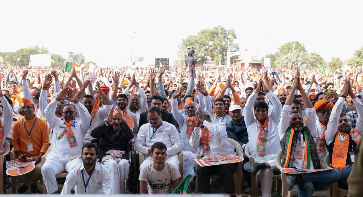 narendramodi's tweet photo. देवगढ़ में उमड़े मेरे परिवारजनों, विशेषकर माताओं-बहनों ने भाजपा की भारी जीत के संकेत दे दिए हैं। https://t.co/Dwnhi6xFBb