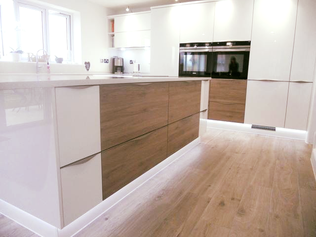 Mixing colours and textures gives this newly fitted bespoke kitchen an extra dimension.
👌

#kitchens #colchester #handlelesskitchen #kitchendesign #kitchenrenovation #fittedkitchen