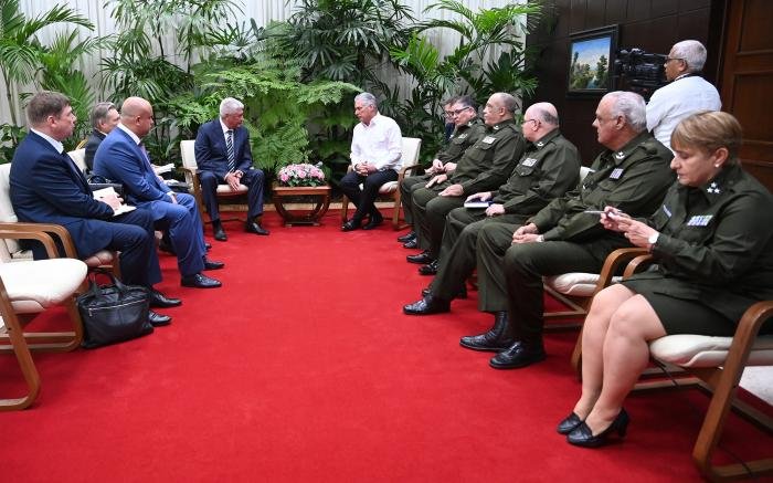 minint_cuba's tweet photo. Presidente Díaz-Canel recibió  al Ministro del Interior ruso General de Policía Vladímir A. Kolokóltsev, quien durante visita a #Cuba rindió tributo en Mausoleo al Soldado Internacionalista Soviético, recorrió el Centro Fidel Castro Ruz y se reunió con su homólogo cubano https://t.co/sC51i7fbO3