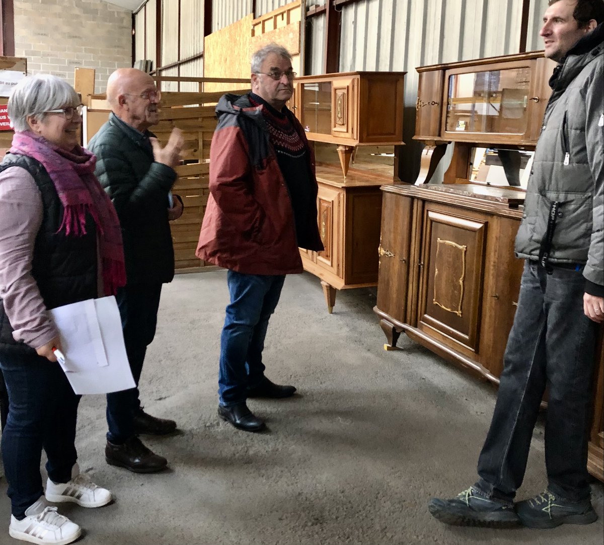 ebe58_tzc's tweet photo. Nous avons eu le plaisir de recevoir une  délégation du Secours Catholique de BFC et du Jura  désireuse de découvrir l'ensemble de nos activités. Le Secours Catholique est un de nos principaux partenaires depuis la création de l'#EBE58 en 2017.
#SecoursCatholique #ESS #Nièvre https://t.co/TFSoqMG0O2