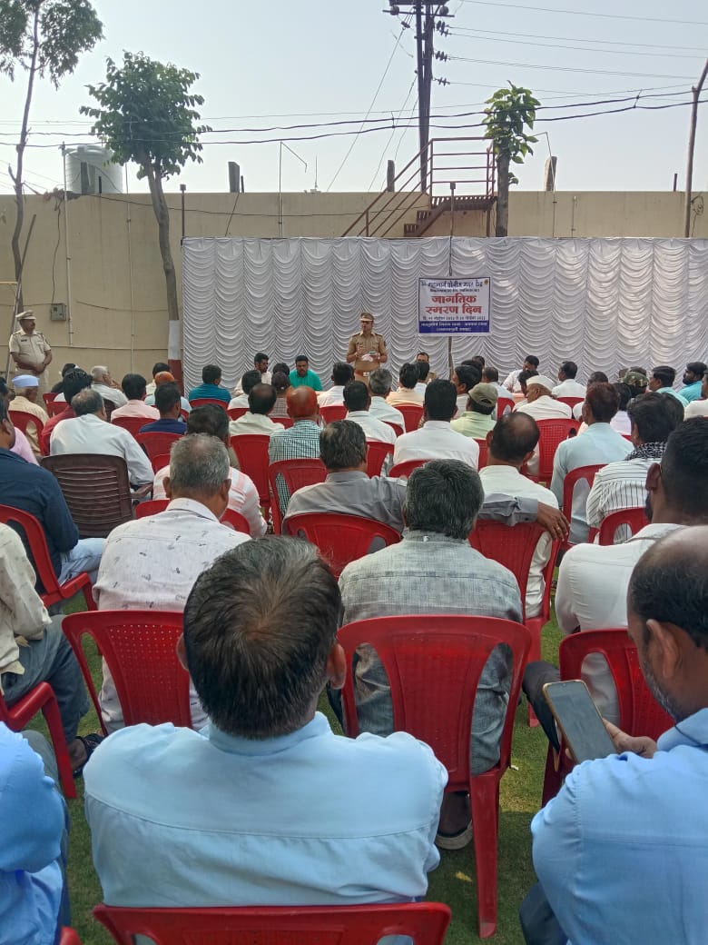 HspThane's tweet photo. जागतिक स्मरण दिन निमित्ताने म. पो.म. केंद्र पिंपळगाव तर्फे अपघातातील बळींना श्रद्धांजली देऊन अपघातग्रस्त व कुटुंबीयांना कायदेशीर मार्गदर्शन करण्यात आले. यावेळी मृत्युंजय दूतांचाही सत्कार करण्यात आला व सर्व उपस्थितांनी सदैव "रस्ता सुरक्षेच्या नियम" पाळण्याची शपथ घेतली.
#WDoR2023 https://t.co/5Xfit5DDbC