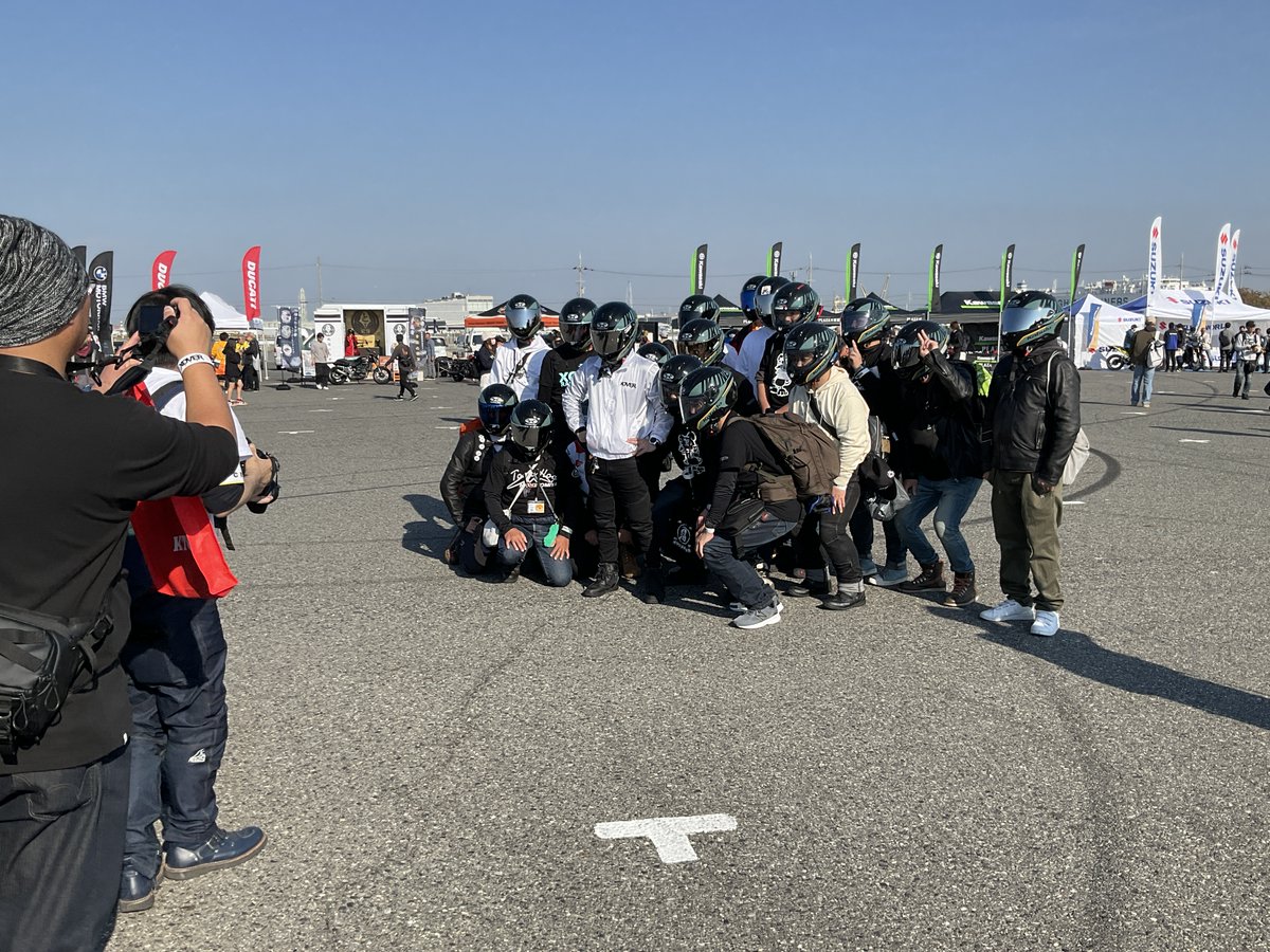 info90234977's tweet photo. 正直、ダンナのオマケに過ぎないので、今ニくらい分からない所も有ったのですが、お姉さんに優しくしてもらってステッカーも貰ったり、ライダージャケット買ったり、楽しかった。 https://t.co/hVSM0SA56P