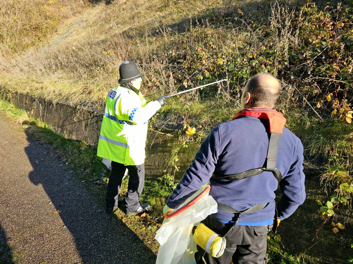 Today we're working with <a href="/WMPolice/">West Midlands Police</a> and <a href="/DudleyNorthWMP/">Dudley North Police</a> on Operation Advance along the Main Line Canal in Coseley #Dudley checking for any weapons that may have been dumped or stashed in bushes along our canals. We're working together to keep local people safe. <a href="/CRT_Lee/">Lee Bates</a>