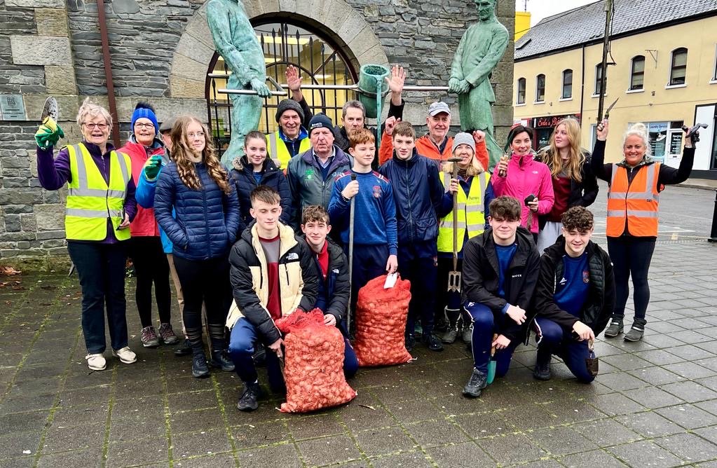 In a 'Town Centre First' initiative, Bailieborough Tidy Towns and <a href="/BailieboroughCS/">BCS PE Department & Sport</a> students planted bulbs around Bailieborough to bring a splash of colour to the town come springtime, joined by Cllrs Sarah O’Reilly &amp; Paddy McDonald and Caroline Brady, Town Regeneration Officer