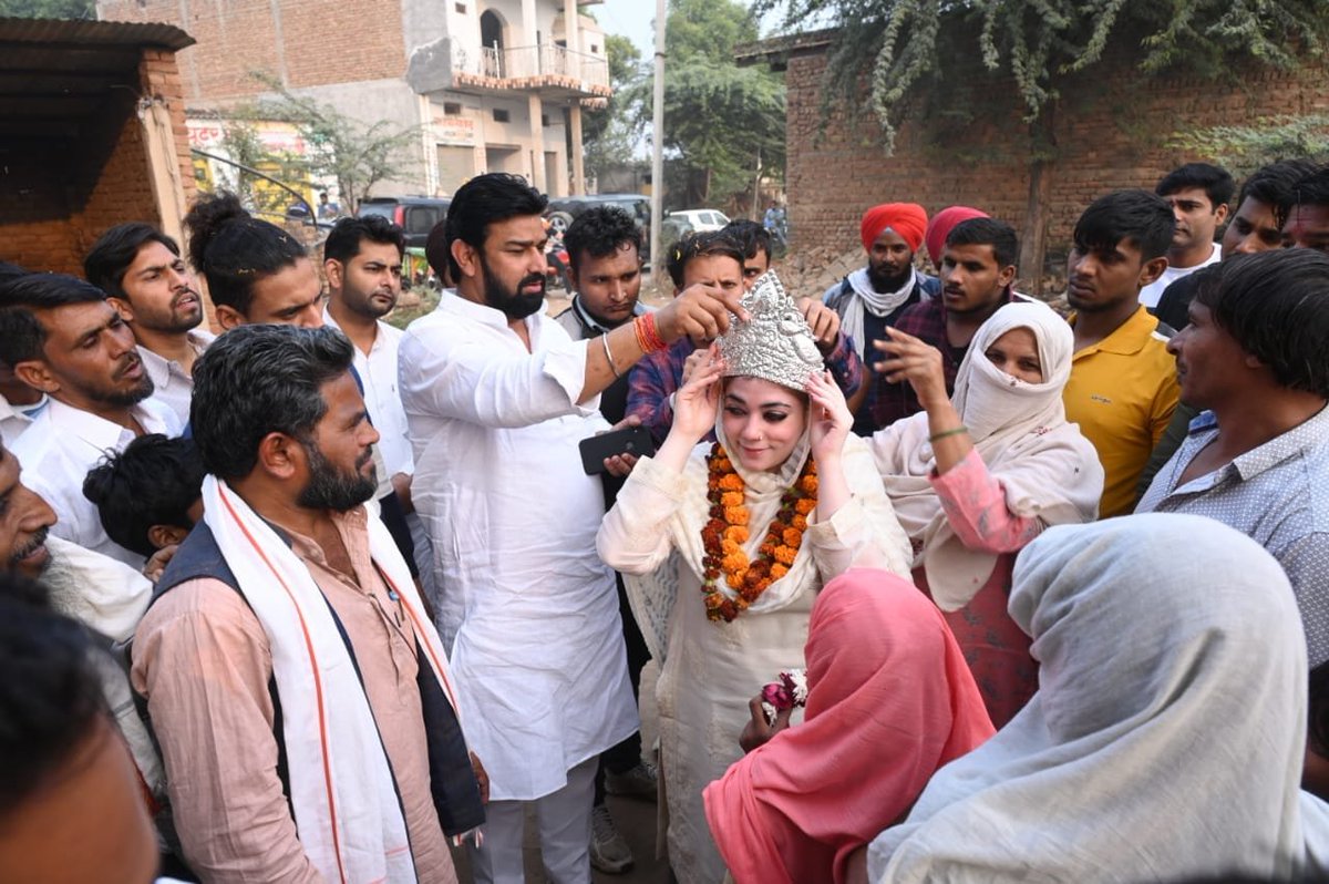 ग्राम बिलंग में परिवर्तन को आतुर जनता ने अपना आशीर्वाद देकर कृतार्थ किया। ये चुनाव सिर्फ राजनीतिक प्रत्याशी का चुनाव नहीं है, बल्कि कामां के भविष्य का चुनाव है।

बिलंग की जनता इस जिम्मेदारी को समझते हुए भाजपा का साथ दे रही है।