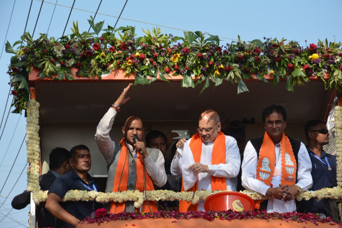 cpjoshiBJP's tweet photo. निम्बाहेड़ा हुआ भगवामय~

माननीय केंद्रीय गृह एवं सहकारिता मंत्री श्री अमित शाह जी की सादर उपस्थिति में आज निम्बाहेड़ा में भाजपा प्रत्याशी श्री श्रीचंद कृपलानी जी के समर्थन में रोड शो में उमड़ा जनसैलाब यहां भाजपा की प्रचंड विजय को दिखा रहा है।

#राजस्थान_में_कमल_खिलेगा https://t.co/5gkisQwSSJ