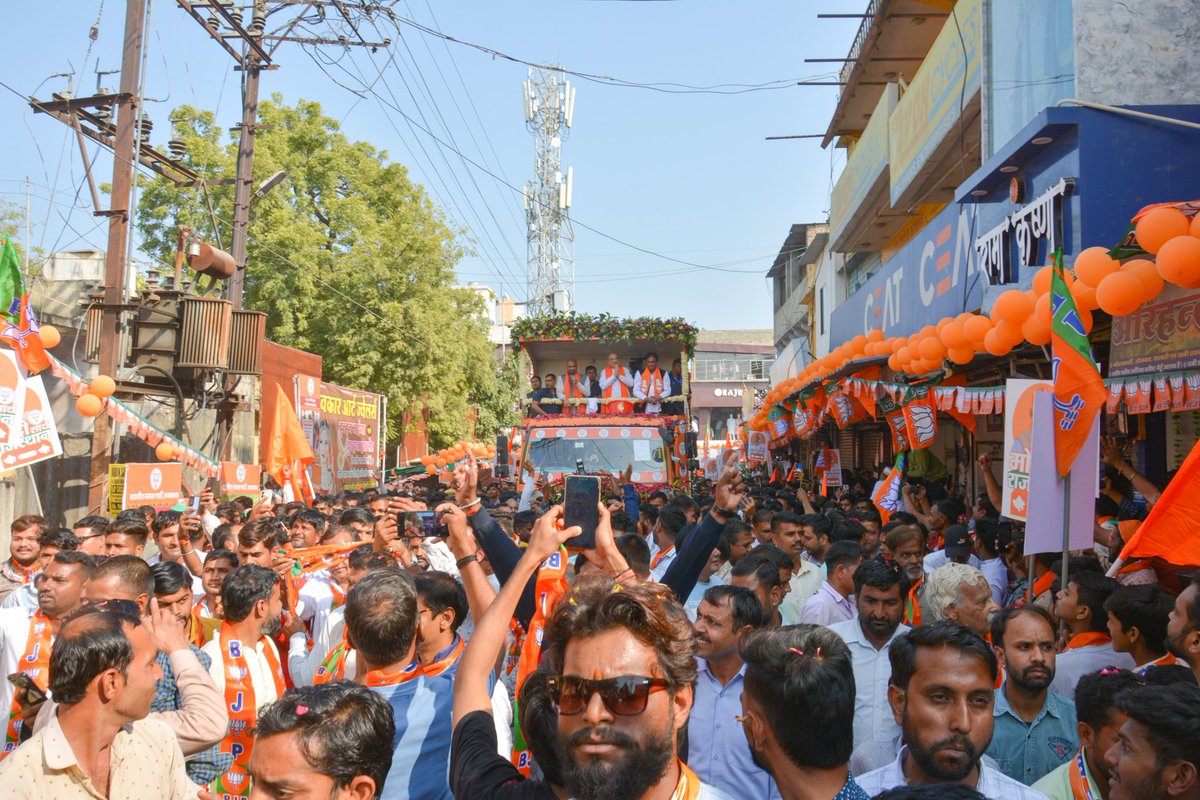 cpjoshiBJP's tweet photo. निम्बाहेड़ा हुआ भगवामय~

माननीय केंद्रीय गृह एवं सहकारिता मंत्री श्री अमित शाह जी की सादर उपस्थिति में आज निम्बाहेड़ा में भाजपा प्रत्याशी श्री श्रीचंद कृपलानी जी के समर्थन में रोड शो में उमड़ा जनसैलाब यहां भाजपा की प्रचंड विजय को दिखा रहा है।

#राजस्थान_में_कमल_खिलेगा https://t.co/5gkisQwSSJ