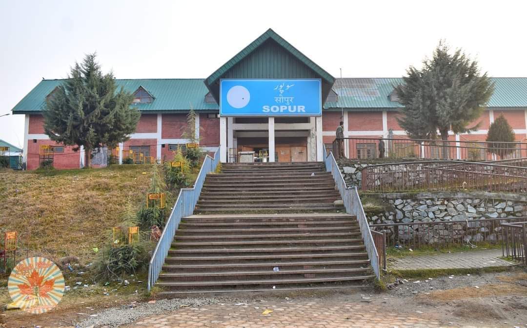 RadioChinarFM's tweet photo. #Glimpses... 
Railway Station of North Kashmir's business hub  #Apple_Town_Sopore
. 
. 
#radiochinar904 #beauty #business #hub #Sopore #railway #railwaystation #famous  #NorthKashmir #appletownsopore https://t.co/oqgr31MLQm