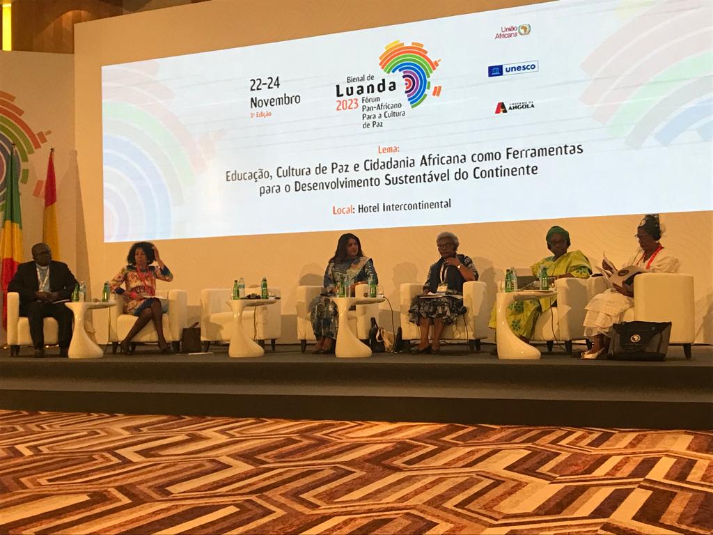 Heureuse d'intervenir sur le panel de la #biennaledeLuanda sur le  thème 'Le rôle des femmes dans les processus de paix, de sécurité et de développement'.