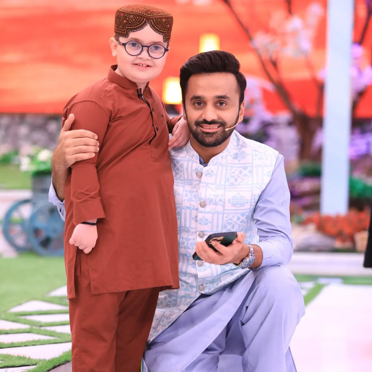 WaseemBadami's tweet photo. ہمارے شان رمضان کی رونق احمد شاہ (اور برادران) کی بہن عائشہ کا آج سوا سال کی عمر میں انتقال ہوگیا ہے۔ 
💔💔💔
گھر والے غم سے نڈھال ہیں اور آپ سب کی دعاوں کے     محتاج ہیں
انا للہ وانا الیہ راجعون
#ShaneRamzan https://t.co/Q8dNdmLX6v