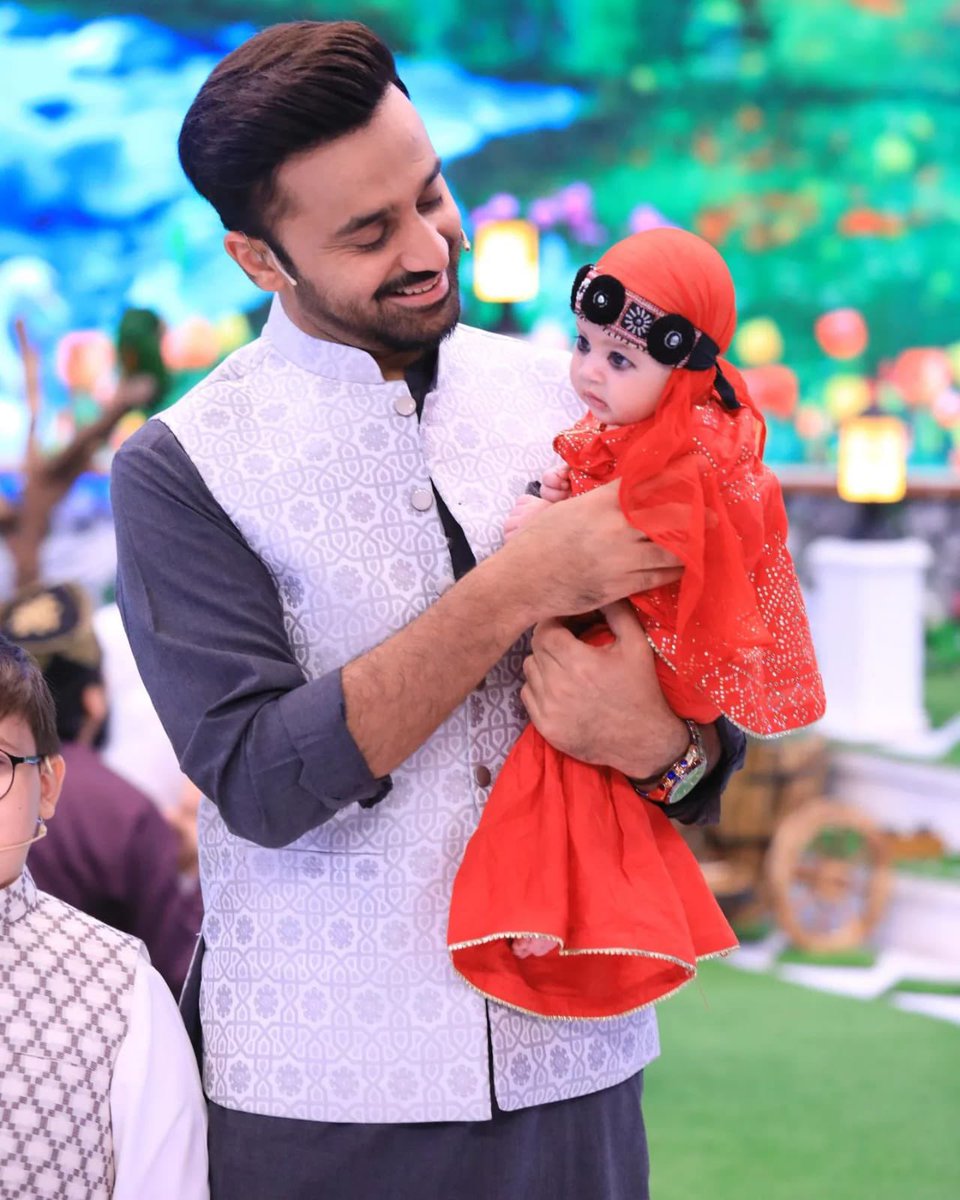 WaseemBadami's tweet photo. ہمارے شان رمضان کی رونق احمد شاہ (اور برادران) کی بہن عائشہ کا آج سوا سال کی عمر میں انتقال ہوگیا ہے۔ 
💔💔💔
گھر والے غم سے نڈھال ہیں اور آپ سب کی دعاوں کے     محتاج ہیں
انا للہ وانا الیہ راجعون
#ShaneRamzan https://t.co/Q8dNdmLX6v