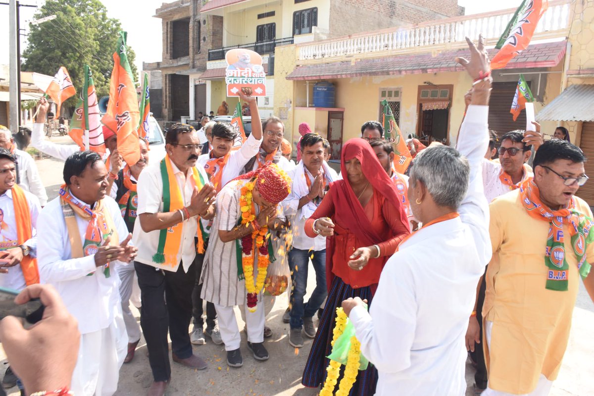 jogeshwarg's tweet photo. आज #सायला में  जनता जनार्दन का स्नेह आशिर्वाद प्राप्त हुआ। क्षेत्र की देवतुल्य जनता जनार्दन से आगामी विधानसभा चुनाव में भाजपा के समर्थन में अधिक से अधिक मतदान कर भारी मतों से विजयी बनाने की अपील की। 
#jogeshwargargbjp #आपका_जोगेश्वर 
#आ_रही_है_भाजपा #जालौर 
#BJP4Rajasthan https://t.co/K6jYqokCW7