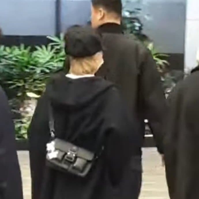 더쿠 - 지민이 가방에 별 늘어났어 ㅋㅋㅋㅋ