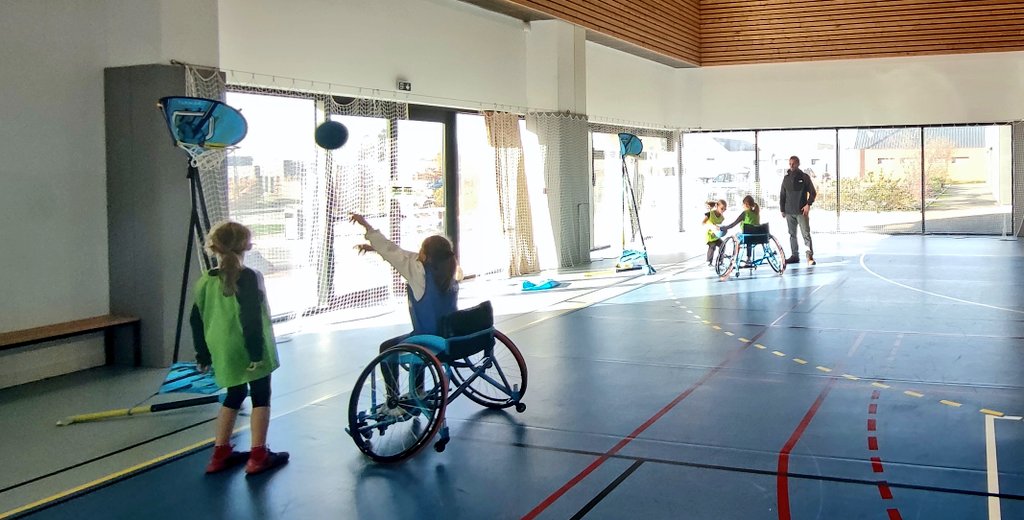 Usep50's tweet photo. Hier, c'était rencontre sensibilisation aux handicaps pour 77 enfants de CE2, CM1 ET CM2 de la circonscription d'Avranches. Au programme, parcours à l'aveugle, torball et basket fauteuil. Une action très appréciée par les enfants.
@UsepNormandie 
@dsden50 
@Sportscolaire50 https://t.co/sXw593meQg