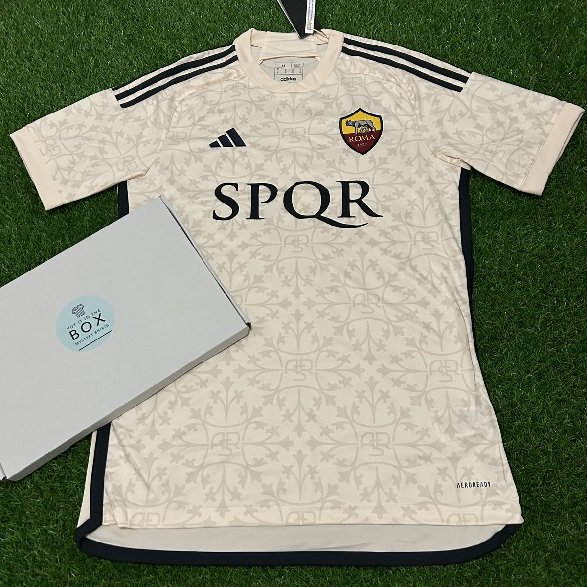 putitinthebox_'s tweet photo. AS Roma 23/24 away 🇮🇹

We’ve got a few of these ready to go out 📦

Tap the link to get your mystery football shirt 👕

https://t.co/HvIigWf07R

#putitinthebox #mysteryshirt #mysteryfootballshirt #asroma #blackfriday https://t.co/TSPAtD5ine