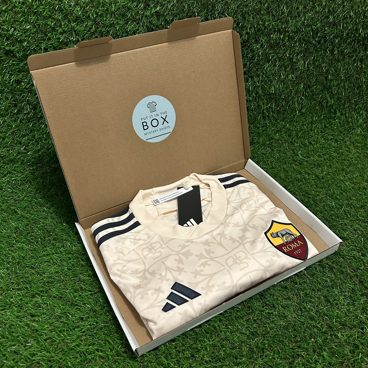 putitinthebox_'s tweet photo. AS Roma 23/24 away 🇮🇹

We’ve got a few of these ready to go out 📦

Tap the link to get your mystery football shirt 👕

https://t.co/HvIigWf07R

#putitinthebox #mysteryshirt #mysteryfootballshirt #asroma #blackfriday https://t.co/TSPAtD5ine