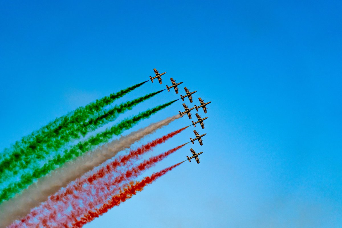 More shots from @DubaiAirshow, this time featuring the @FrecceTricolori 🇦🇪🇮🇹 #Airways #DAS2023